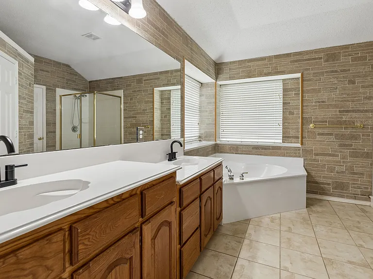 300 Thomas Dr — Photo 22