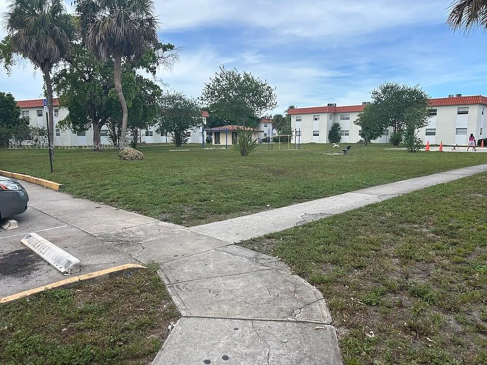 2 bed, 1.0 bath, 709 sqft, $1,650 — Photo 2