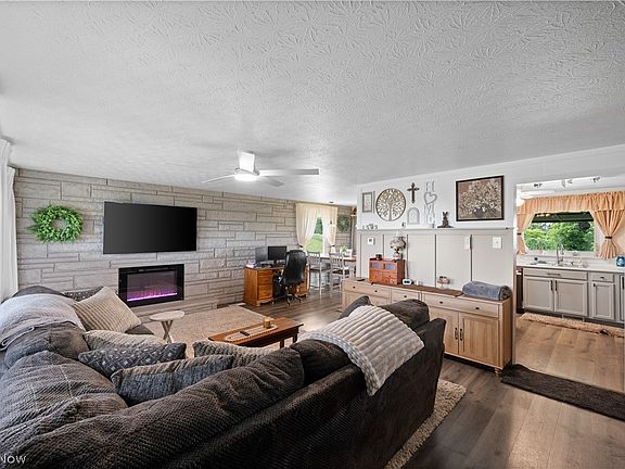 3rd image of 2506 Valley View Dr