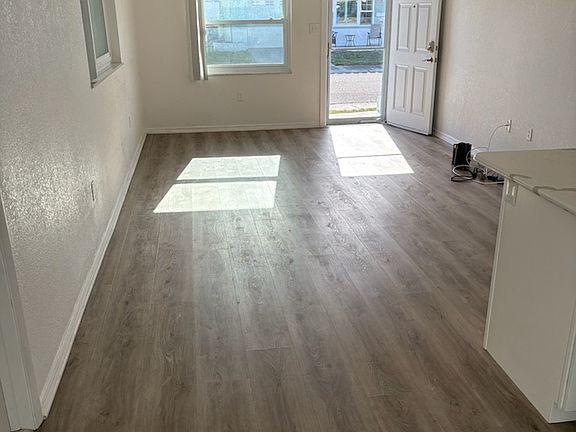 3rd image of 10242 Larchmont Pl N