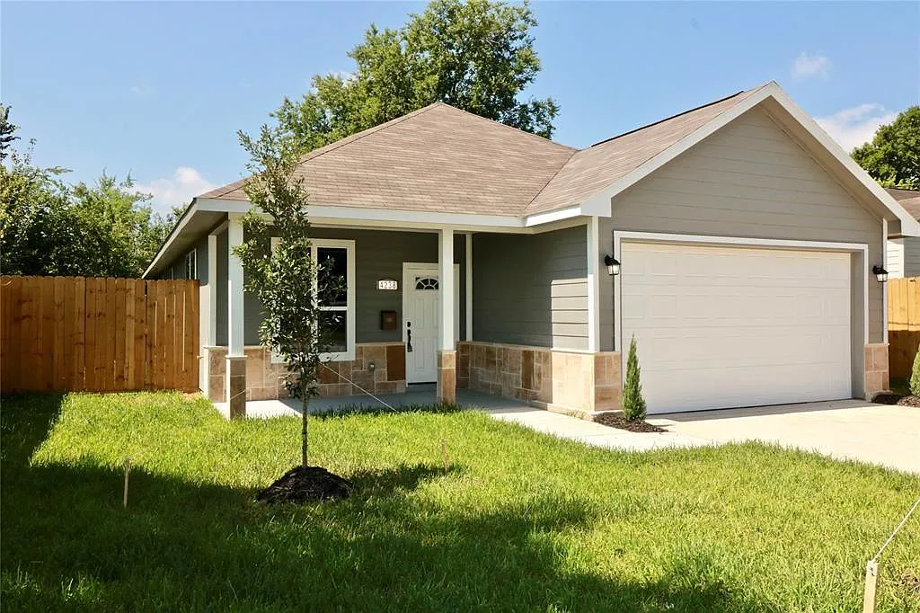 4 bed, 2.0 bath, 1612 sqft, $2,070 — Photo 2