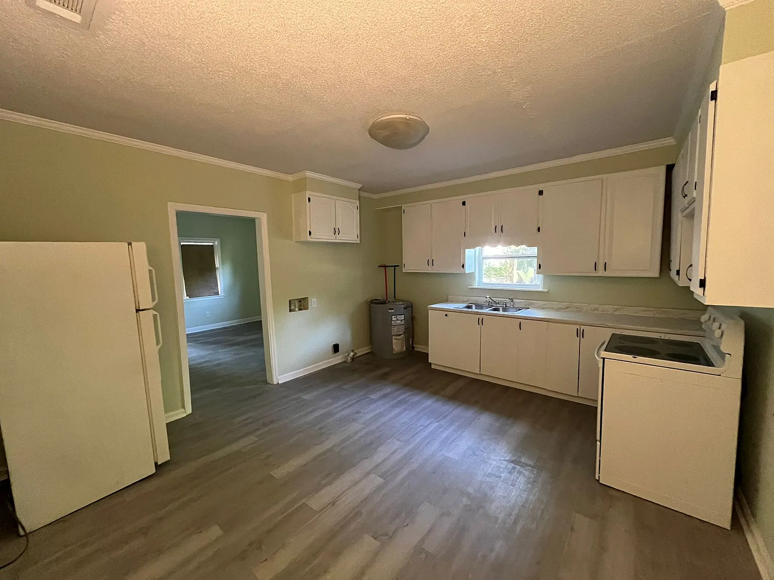 3 bed, 1100 sqft, $850 — Photo 2