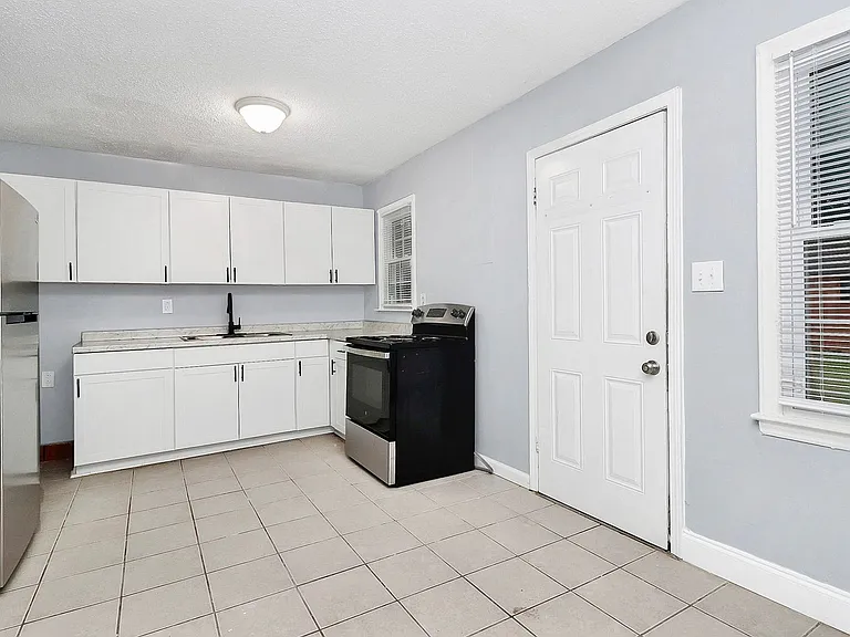 Thompson Place Apartments — Photo 7