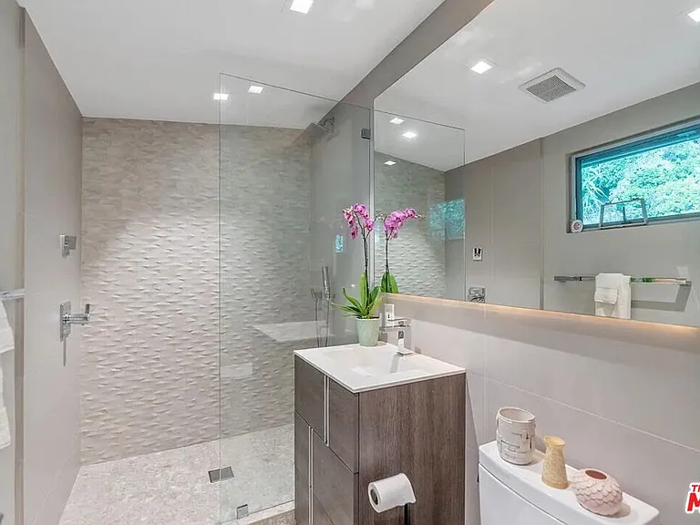 8581 Appian Way — Photo 17
