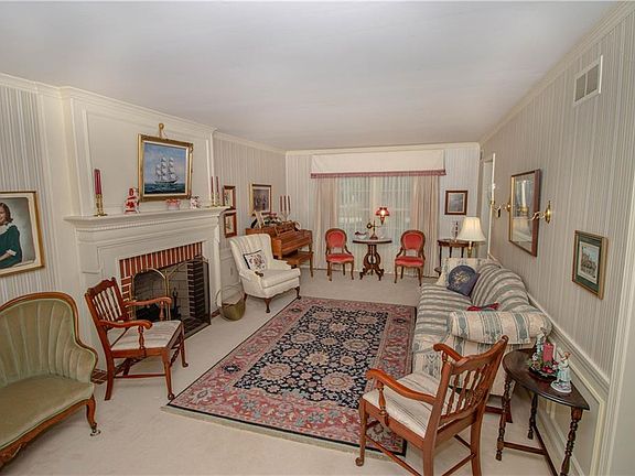5th image of 330 Woodland Dr