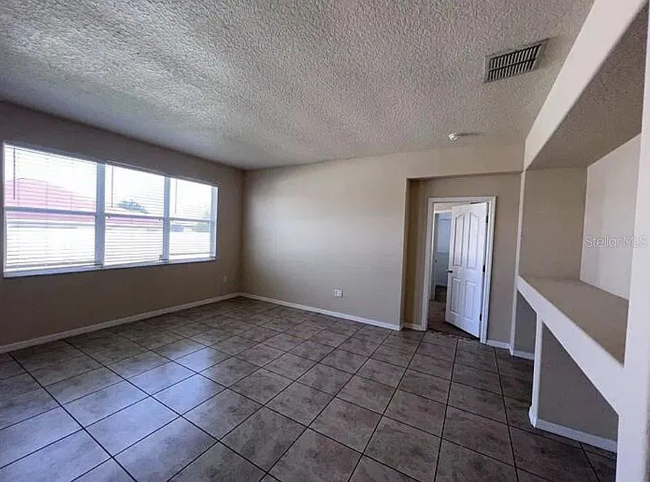 4 bed, 2.0 bath, 1960 sqft, $1,995 — Photo 3