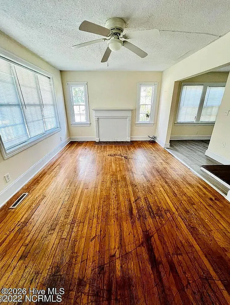 5 bed, 4.5 bath, 2025 sqft, $2,700 — Photo 3