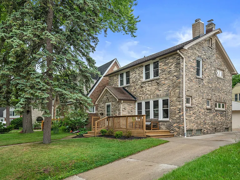 1512 E Olive St — Photo 1