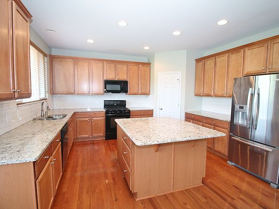 3rd image of 1596 Southcross Dr
