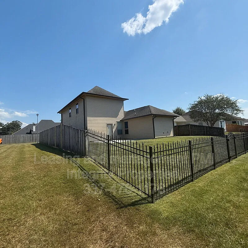 3 bed, 2.5 bath, 1900 sqft, $2,400 — Photo 2
