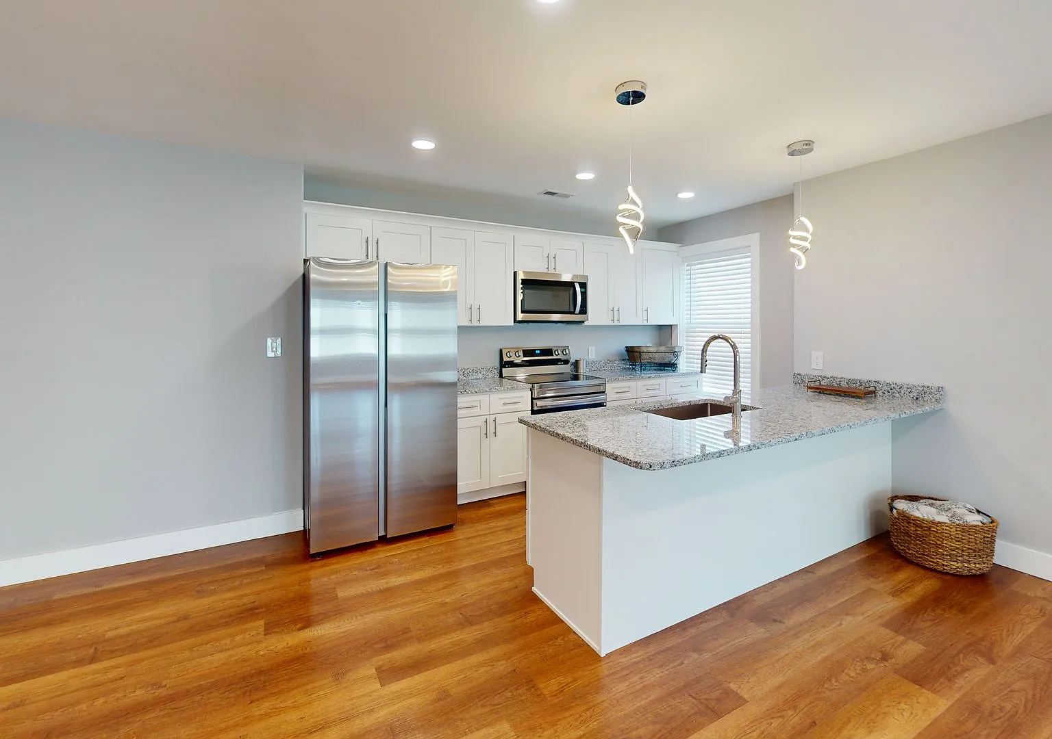 Waitlist for Aug2027Jul2028 Now Open! |6BR/6BA in Fort Sanders |Off Campus Housing Near UTK — Photo 2
