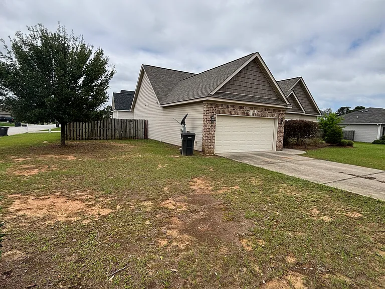 1201 Derby Ln — Photo 2