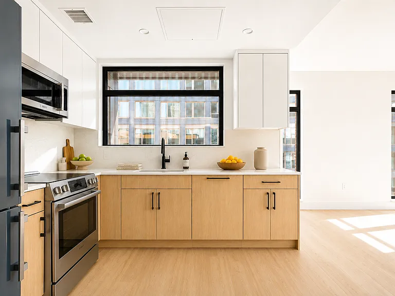 50 Commercial St #5-E — Photo 1