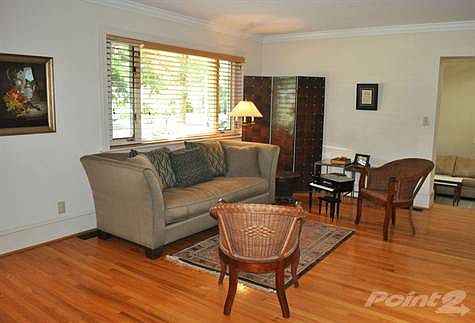 1019 Tall Pine Living Room