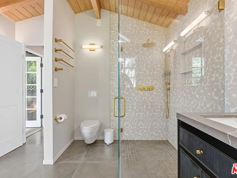 9820 Yoakum Dr — Photo 12