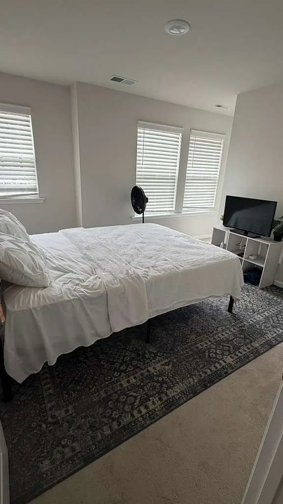 4 bed, 2.5 bath, 2748 sqft, $900 — Photo 1