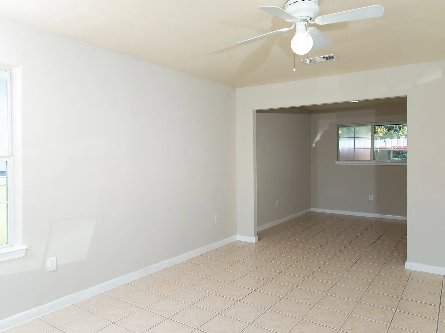 Duplex For Lease — Photo 2