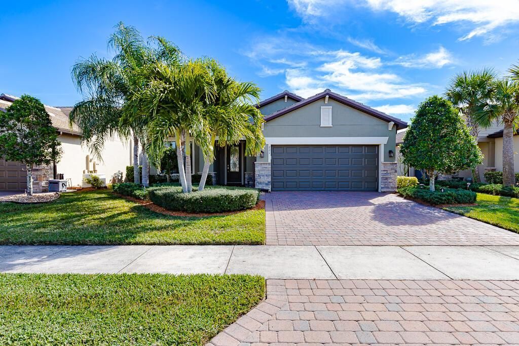 221 SE Longview Dr - Property Image