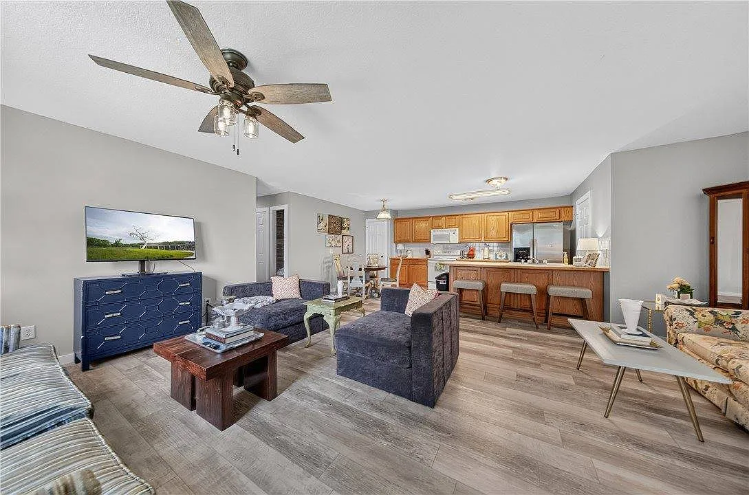 3 bed, 1327 sqft, $1,850 — Photo 4
