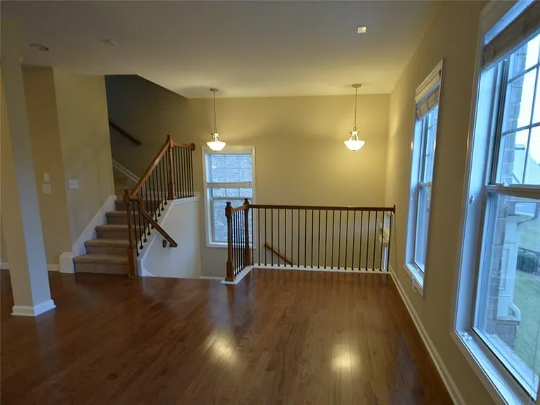 631 Greencrest Ln — Photo 7