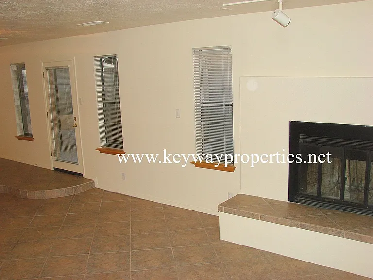 4816 Manitoba Ct NE — Photo 5