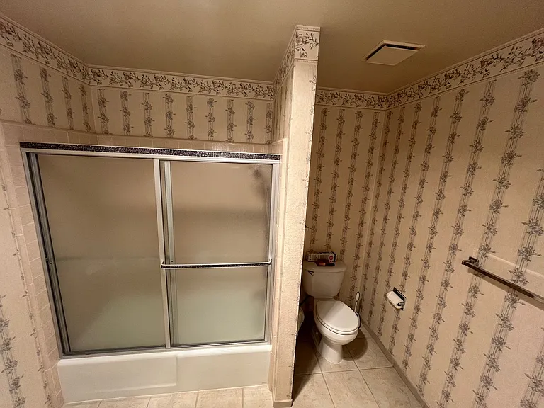 1090 Foxenwood Dr — Photo 10