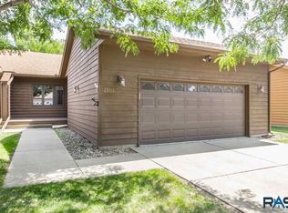 2502 S Lockwood Pl, Sioux Falls, SD 57105