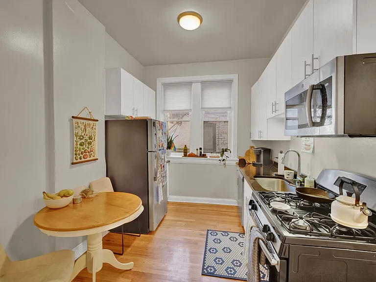 2548 N Burling St — Photo 10