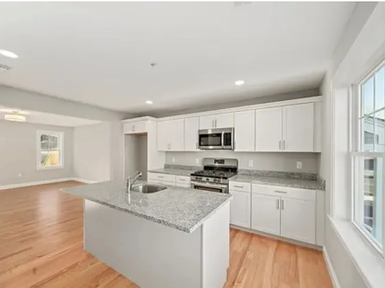 55 Plymouth St #J35 — Photo 2
