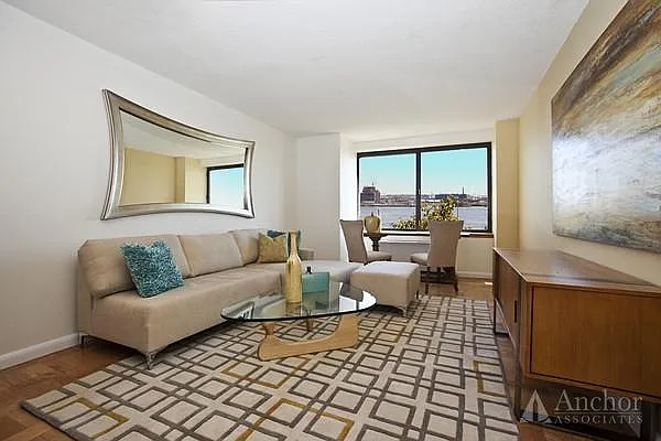 415 E 37th St APT 5B photo 1