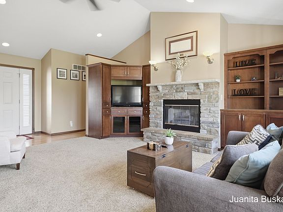 5th image of 298 Creekside Dr