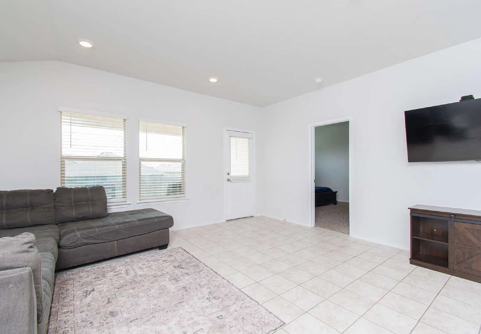 4 bed, 2.0 bath, 1549 sqft, $1,575 — Photo 3