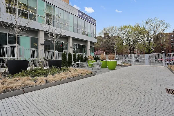 Rented by Red Apple Group | media 18