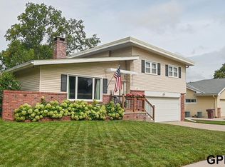 921 Cottonwood Dr, Lincoln, NE 68510