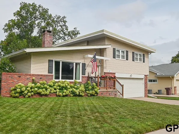 921 Cottonwood Dr, Lincoln, NE 68510