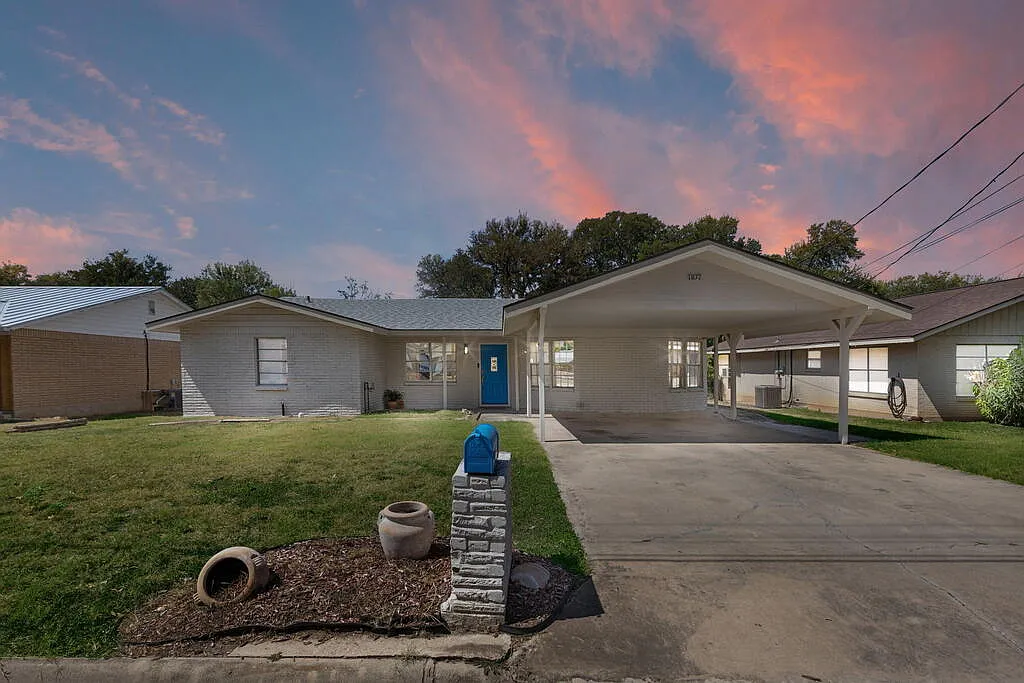 4 bed, 3.0 bath, 2764 sqft, $2,900 — Photo 1