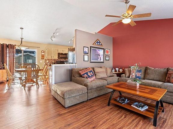 3rd image of 305 Tuckaway Ct