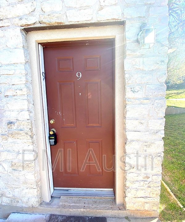 1st image of 908 N Lbj Dr APT 9