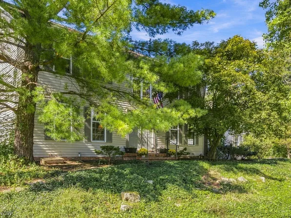 492 E Pioneer Trl, Aurora, OH 44202