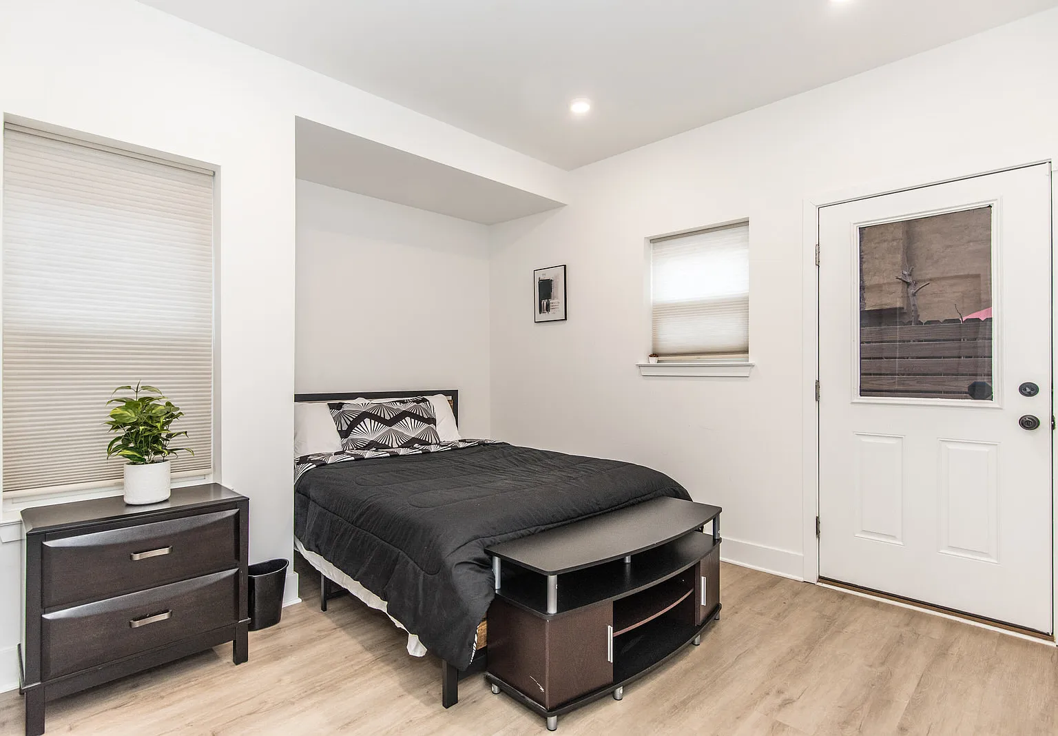 3 bed, $875 — Photo 1