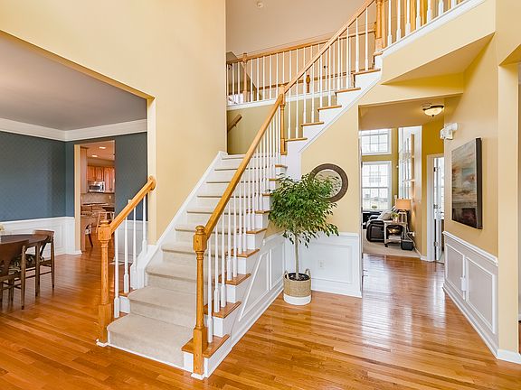 3rd image of 1012 Woodkirk Ln
