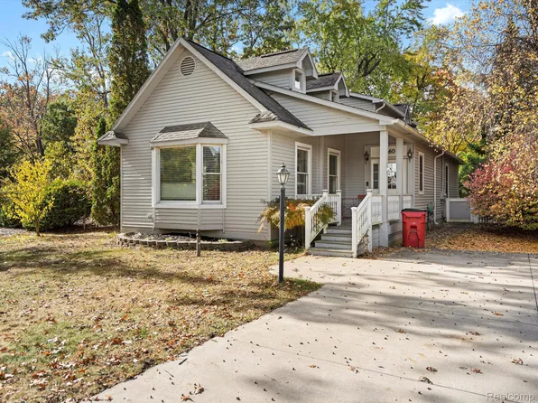 2360 Lakena Rd, West Bloomfield, MI 48324