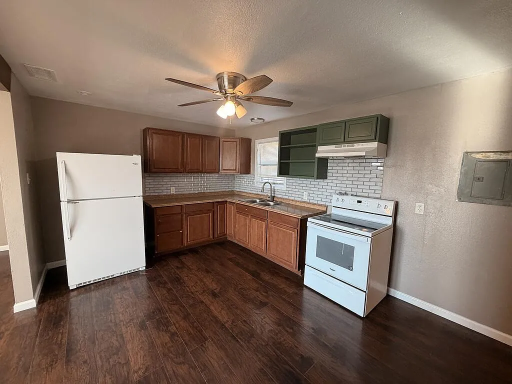 3 bed, 1.0 bath, 1128 sqft, $2,200 — Photo 4