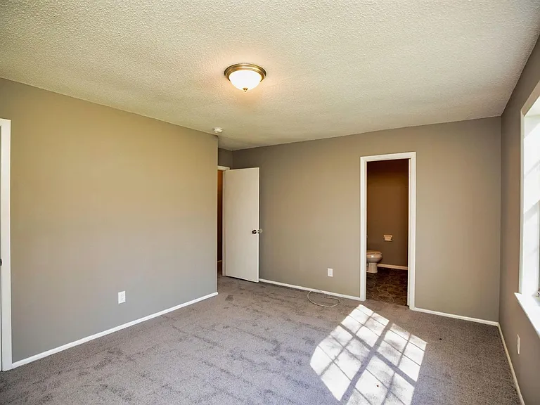 960 Minor Dr — Photo 4