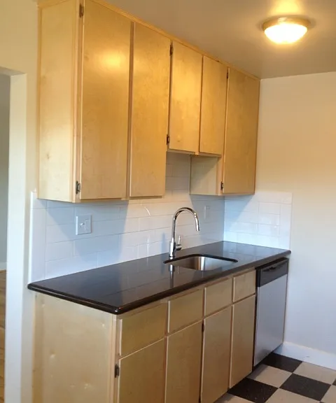 Lombardy Apartments — Photo 32