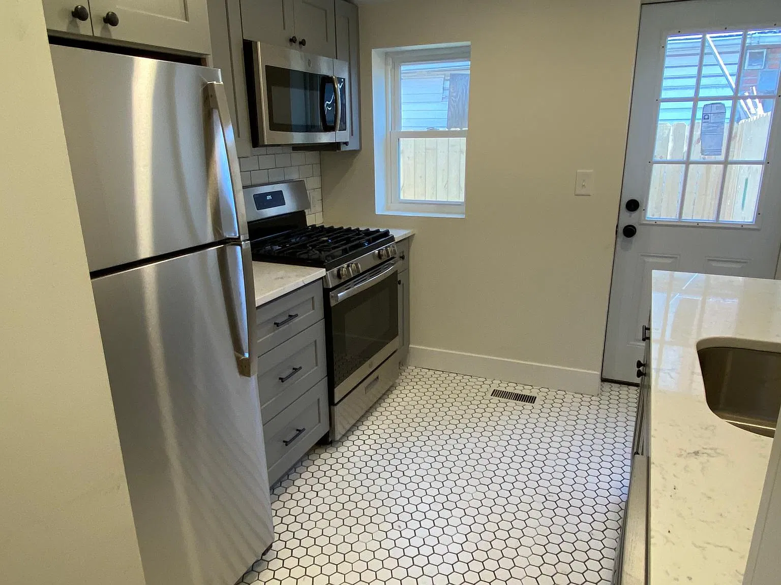 2317 E Cabot St — Photo 3
