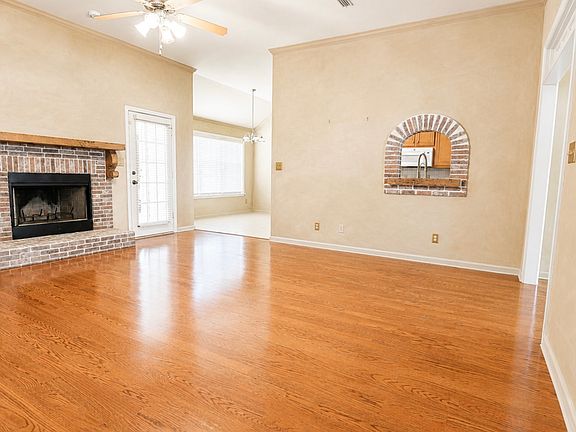 3rd image of 3829 Edinburg Cir