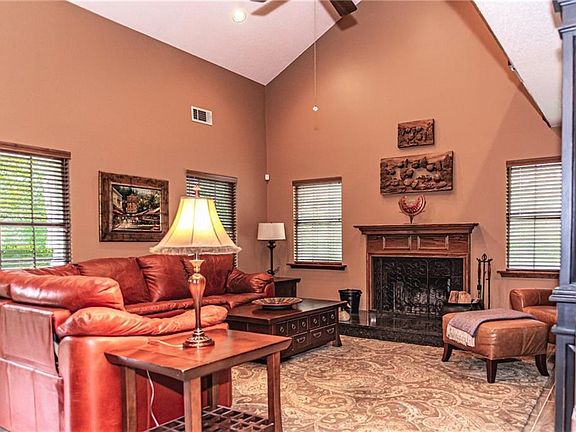 4th image of 28096 Evelyn Dr