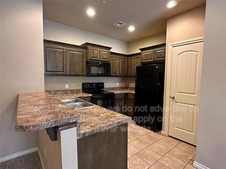 1005 SW 92nd St — Photo 2