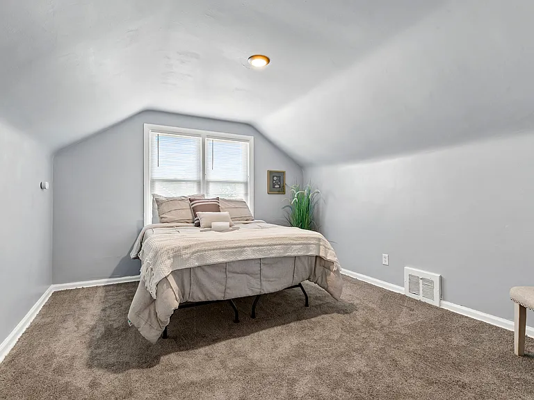 12260 Duchess St — Photo 14
